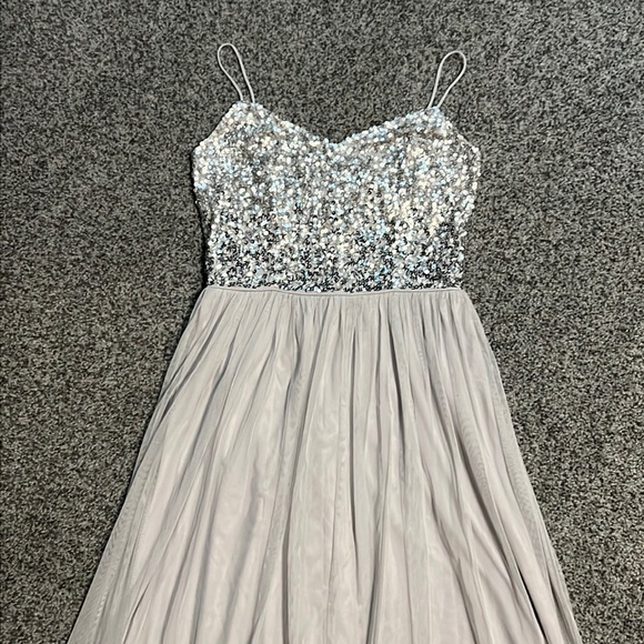 Adrianna Papell Dresses & Skirts - Adrianna Papell Silver/Gray Long Dress Size 2 EUC